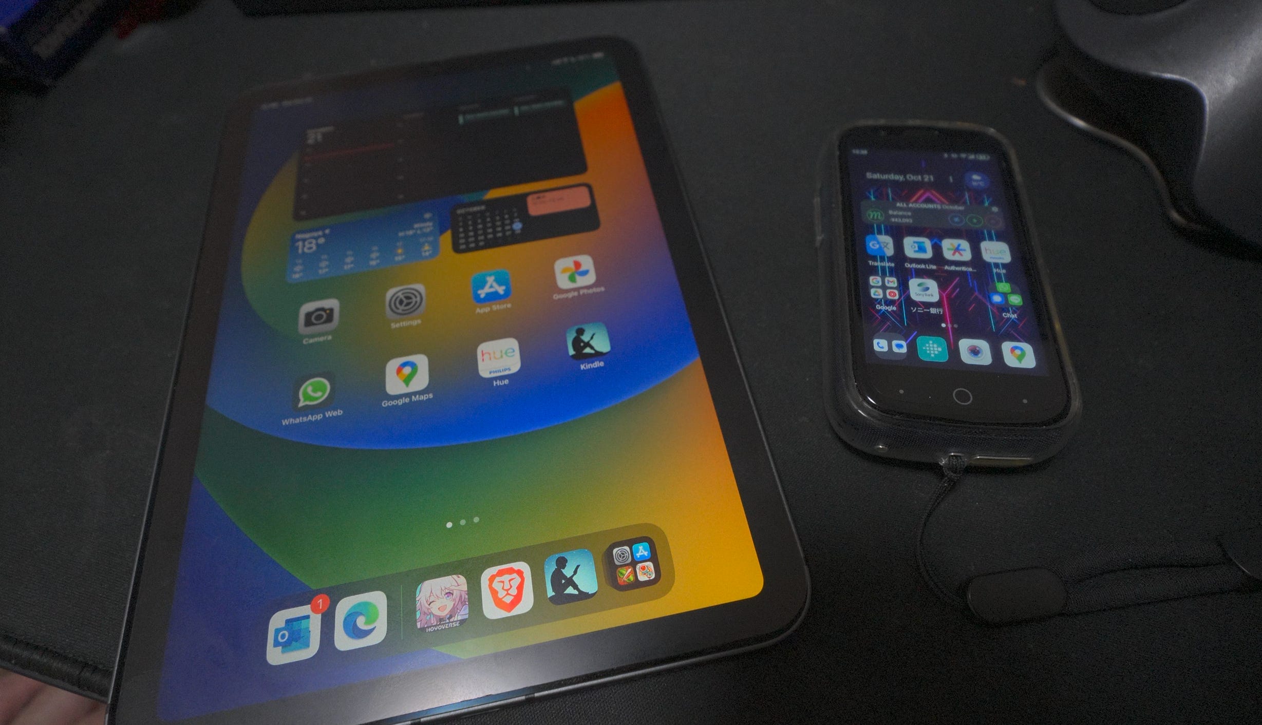 iPad Mini 6th Generation next to Unihertz Jelly Star
